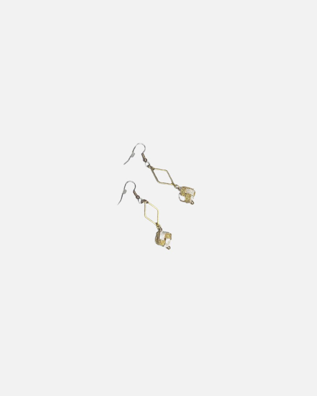 Boucles d'oreilles asymétriques mizuhiki
