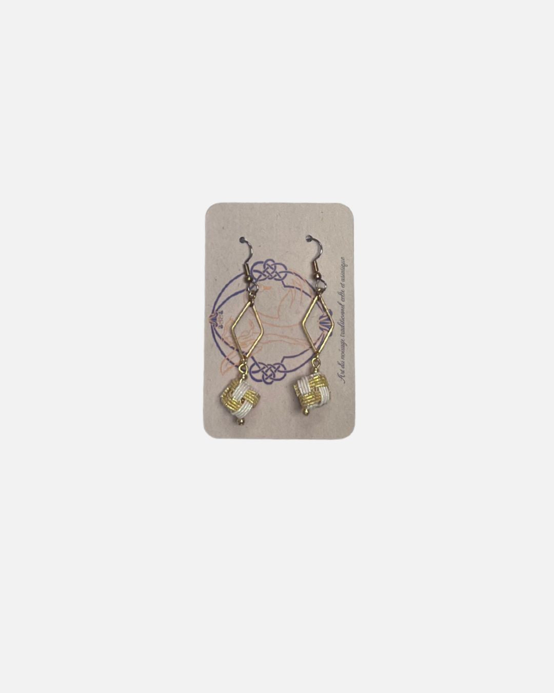 Boucles d'oreilles asymétriques mizuhiki