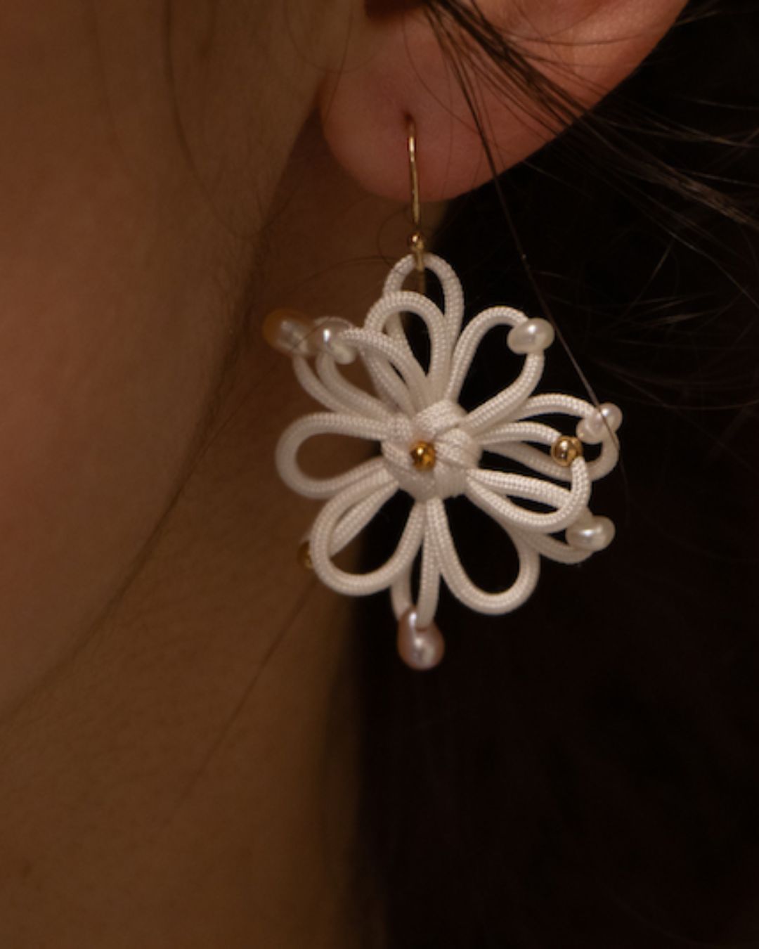 Boucles d'oreilles blanches en soie et perles