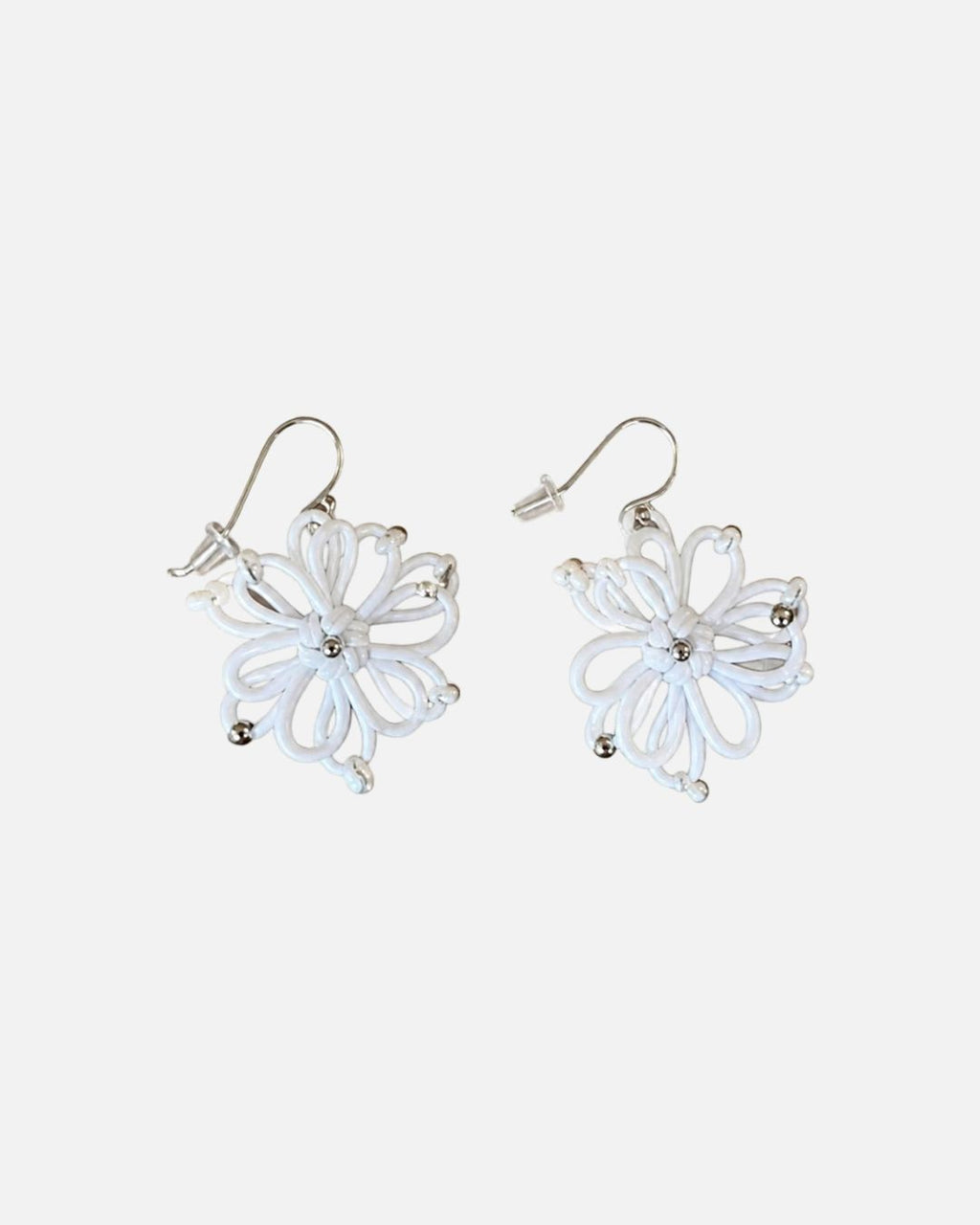 Boucles d'oreilles blanches en soie et perles