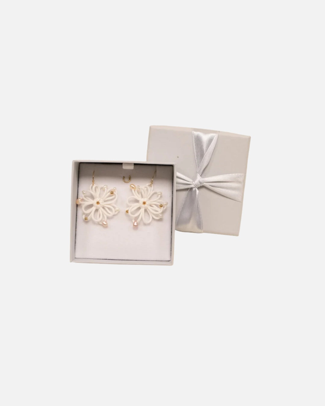 Boucles d'oreilles blanches en soie et perles