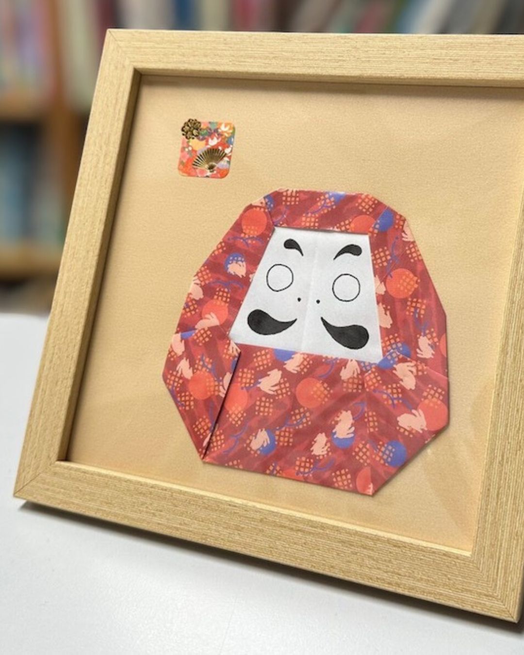 Tableau Daruma en origami